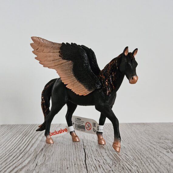 Schleich Figur namens Pegasus Sternenstaub Metallic Edition der Produktwelt BAYALA®. Die Figur hat die offizielle Schleichnummer 72273. Die Figur trägt das Copyrightjahr 2015 und wurde dann von Schleich offiziell lizenziert. Die Schleichfigur wird eingestuft als Exklusiv.