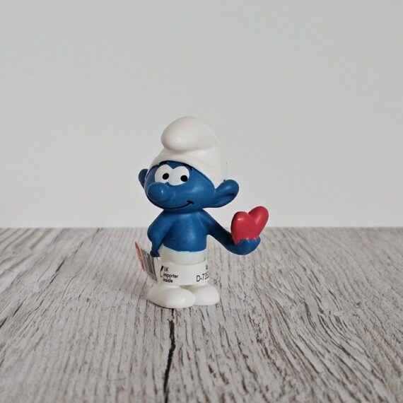Schleich Figur namens Schlumpf mit Herz der Produktwelt Die Schlümpfe. Die Figur hat die offizielle Schleichnummer 20817. Die Figur trägt das Copyrightjahr 2018 und wurde dann von Schleich offiziell lizenziert. Die Schleichfigur wird eingestuft als Regulär.