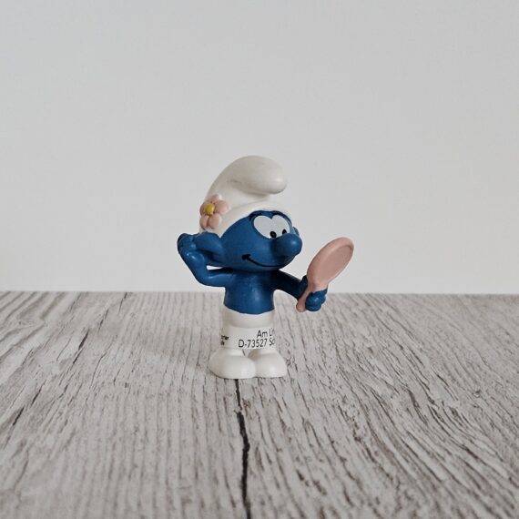 Schleich Figur namens Beauty Schlumpf der Produktwelt Die Schlümpfe. Die Figur hat die offizielle Schleichnummer 20827. Die Figur trägt das Copyrightjahr 2020 und wurde dann von Schleich offiziell lizenziert. Die Schleichfigur wird eingestuft als Regulär.