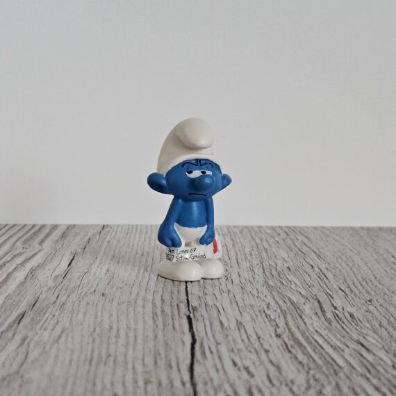 Schleich Figur namens Griesgram Schlumpf der Produktwelt Die Schlümpfe. Die Figur hat die offizielle Schleichnummer 20836. Die Figur trägt das Copyrightjahr 2021 und wurde dann von Schleich offiziell lizenziert. Die Schleichfigur wird eingestuft als Regulär.