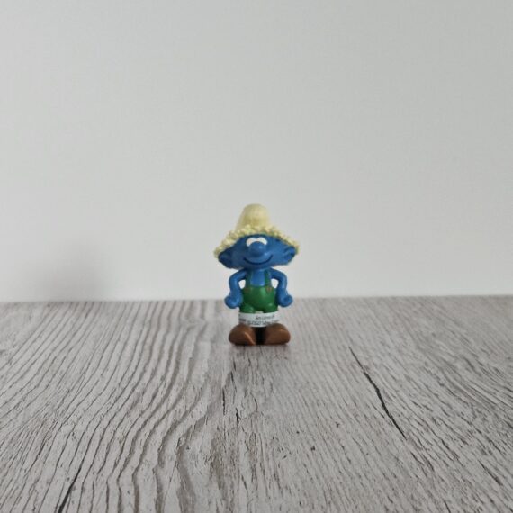 Schleich Figur namens Farmer Schlumpf der Produktwelt Die Schlümpfe. Die Figur hat die offizielle Schleichnummer 20837. Die Figur trägt das Copyrightjahr 2021 und wurde dann von Schleich offiziell lizenziert. Die Schleichfigur wird eingestuft als Regulär.