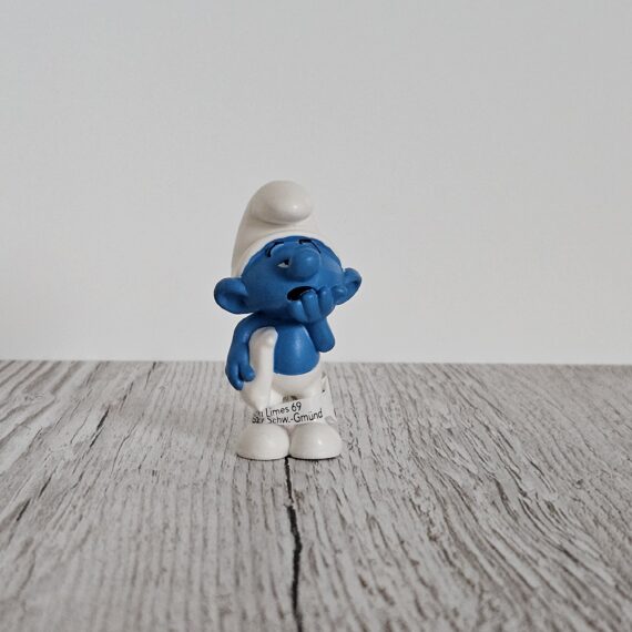 Schleich Figur namens Fauli Schlumpf der Produktwelt Die Schlümpfe. Die Figur hat die offizielle Schleichnummer 20838. Die Figur trägt das Copyrightjahr 2021 und wurde dann von Schleich offiziell lizenziert. Die Schleichfigur wird eingestuft als Regulär.