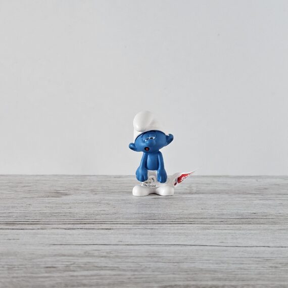 Schleich Figur namens Dummchen Schlumpf der Produktwelt Die Schlümpfe. Die Figur hat die offizielle Schleichnummer 20839. Die Figur trägt das Copyrightjahr 2022 und wurde dann von Schleich offiziell lizenziert. Die Schleichfigur wird eingestuft als Regulär.