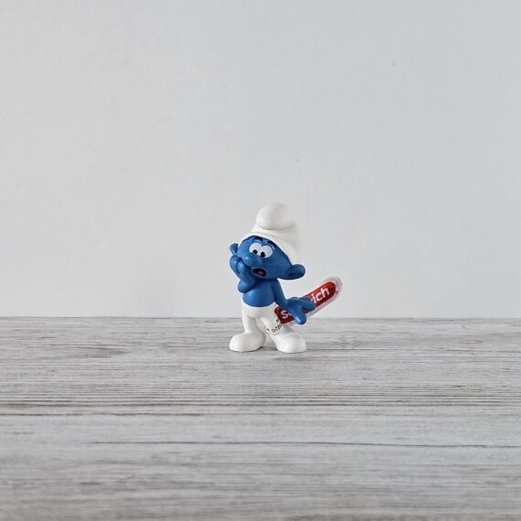 Schleich Figur namens Angsthase Schlumpf der Produktwelt Die Schlümpfe. Die Figur hat die offizielle Schleichnummer 20840. Die Figur trägt das Copyrightjahr 2022 und wurde dann von Schleich offiziell lizenziert. Die Schleichfigur wird eingestuft als Regulär.