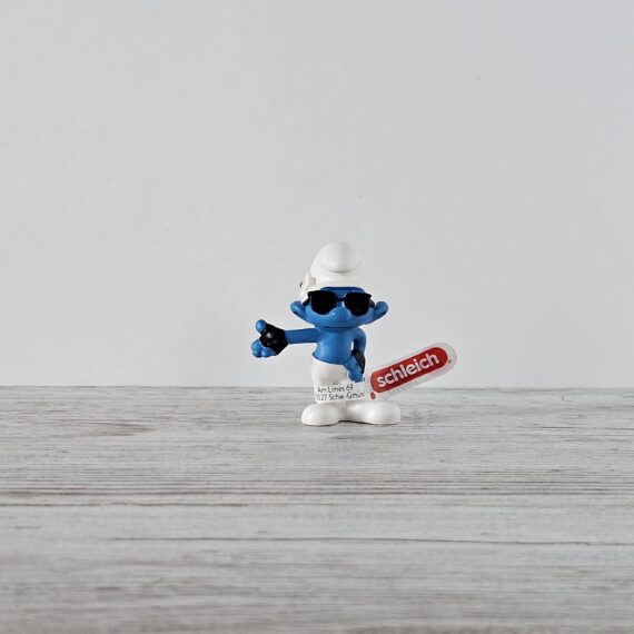 Schleich Figur namens Vanity Schlumpf der Produktwelt Die Schlümpfe. Die Figur hat die offizielle Schleichnummer 20842. Die Figur trägt das Copyrightjahr 2022 und wurde dann von Schleich offiziell lizenziert. Die Schleichfigur wird eingestuft als Regulär.