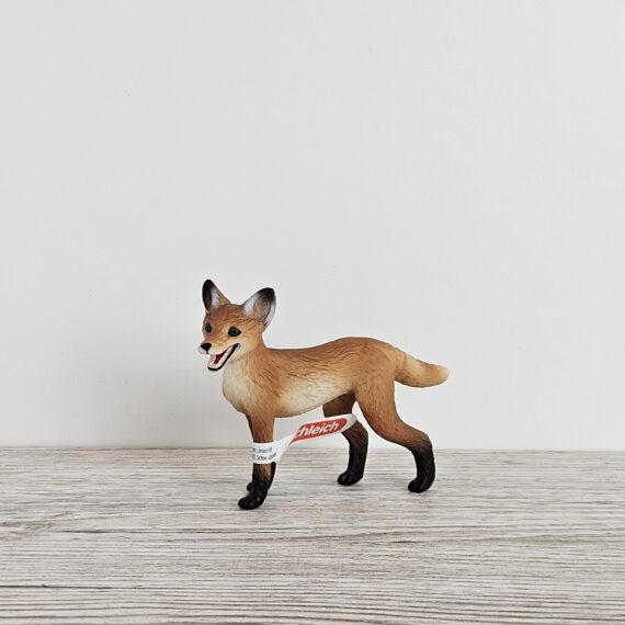 Schleich Figur namens Rabbat der Fuchs der Produktwelt Die Schule der magischen Tiere. Die Figur hat die offizielle Schleichnummer 14908. Die Figur gehört zur Serie 1 Ausgabe dieses Themas. Die Figur trägt das Copyrightjahr 2024 und wurde dann von Schleich offiziell lizenziert. Die Schleichfigur wird eingestuft als Regulär.