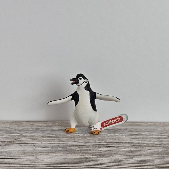 Schleich Figur namens Juri der Pinguin der Produktwelt Die Schule der magischen Tiere. Die Figur hat die offizielle Schleichnummer 14909. Die Figur gehört zur Serie 1 Ausgabe dieses Themas. Die Figur trägt das Copyrightjahr 2024 und wurde dann von Schleich offiziell lizenziert. Die Schleichfigur wird eingestuft als Regulär.