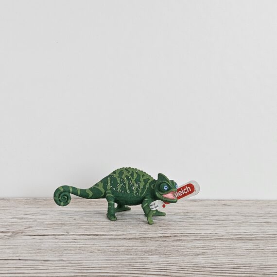 Schleich Figur namens Caspar das Chamäleon der Produktwelt Die Schule der magischen Tiere. Die Figur hat die offizielle Schleichnummer 14911. Die Figur gehört zur Serie 1 Ausgabe dieses Themas. Die Figur trägt das Copyrightjahr 2024 und wurde dann von Schleich offiziell lizenziert. Die Schleichfigur wird eingestuft als Regulär.