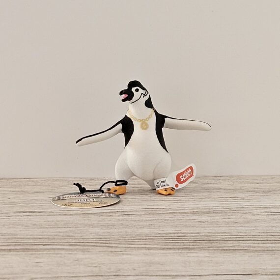 Schleich Figur namens Juri der Pinguin mit Goldkette der Produktwelt Die Schule der magischen Tiere. Die Figur hat die offizielle Schleichnummer 14958. Die Figur gehört zur Serie 2 Ausgabe dieses Themas. Die Figur trägt das Copyrightjahr 2024 und wurde dann von Schleich offiziell lizenziert. Die Schleichfigur wird eingestuft als Regulär.