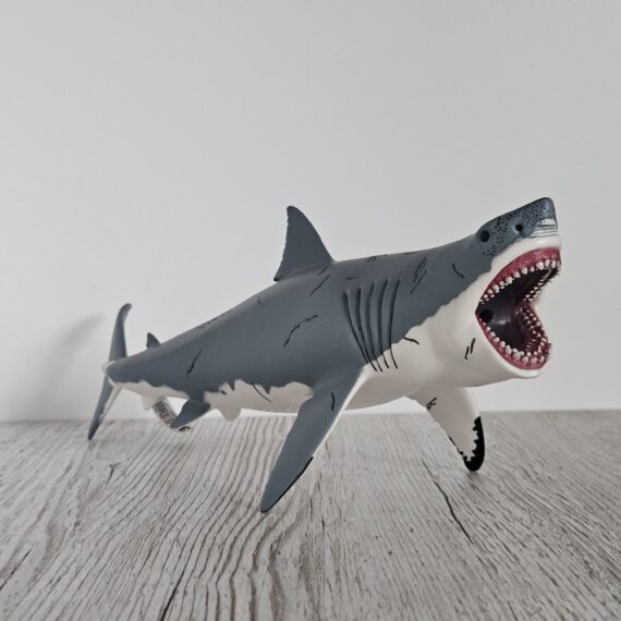 Schleich Figur namens Megalodon der Produktwelt Dinosaurier. Die Figur hat die offizielle Schleichnummer 15055. Die Figur trägt das Copyrightjahr 2024 und wurde dann von Schleich offiziell lizenziert. Die Schleichfigur wird eingestuft als Regulär.