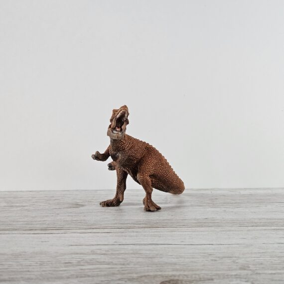 Schleich Figur namens Giganotosaurus der Produktwelt Dinosaurier. Es gehört zur Themenwelt McDonalds. Die Figur gehört zur Serie 2 Ausgabe dieses Themas. Die Figur trägt das Copyrightjahr 2020 und wurde dann von Schleich offiziell lizenziert. Die Schleichfigur wird eingestuft als Regulär.