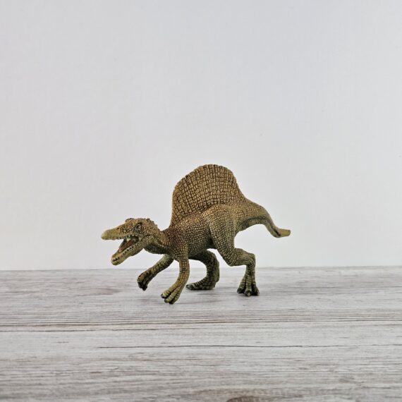 Schleich Figur namens Spinosaurus der Produktwelt Dinosaurier. Es gehört zur Themenwelt McDonalds. Die Figur gehört zur Serie 2 Ausgabe dieses Themas. Die Figur trägt das Copyrightjahr 2020 und wurde dann von Schleich offiziell lizenziert. Die Schleichfigur wird eingestuft als Regulär.