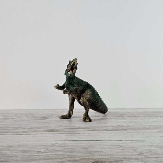 Schleich Figur namens Tyrannosaurus Rex der Produktwelt Dinosaurier. Es gehört zur Themenwelt McDonalds. Die Figur gehört zur Serie 2 Ausgabe dieses Themas. Die Figur trägt das Copyrightjahr 2020 und wurde dann von Schleich offiziell lizenziert. Die Schleichfigur wird eingestuft als Regulär.