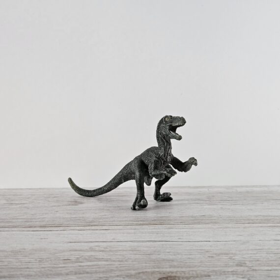 Schleich Figur namens Velociraptor der Produktwelt Dinosaurier. Es gehört zur Themenwelt McDonalds. Die Figur gehört zur Serie 2 Ausgabe dieses Themas. Die Figur trägt das Copyrightjahr 2020 und wurde dann von Schleich offiziell lizenziert. Die Schleichfigur wird eingestuft als Regulär.