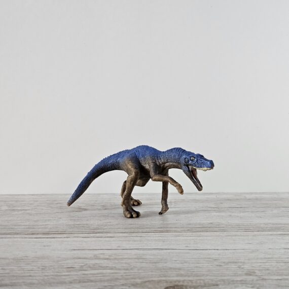 Schleich Figur namens Herrerasaurus der Produktwelt Dinosaurier. Es gehört zur Themenwelt McDonalds. Die Figur gehört zur Serie 3 Ausgabe dieses Themas. Die Figur trägt das Copyrightjahr 2020 und wurde dann von Schleich offiziell lizenziert. Die Schleichfigur wird eingestuft als Regulär.