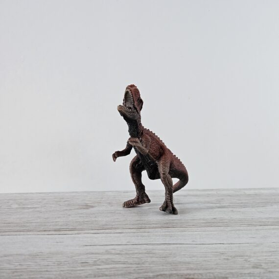 Schleich Figur namens Tyrannosaurus Rex der Produktwelt Dinosaurier. Es gehört zur Themenwelt McDonalds. Die Figur gehört zur Serie 3 Ausgabe dieses Themas. Die Figur trägt das Copyrightjahr 2020 und wurde dann von Schleich offiziell lizenziert. Die Schleichfigur wird eingestuft als Regulär.