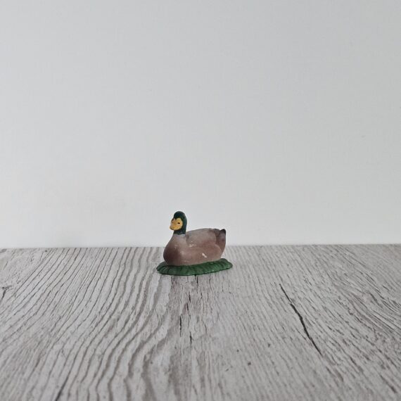 Schleich Figur namens Wildente liegend der Produktwelt Farm World. Die Figur hat die offizielle Schleichnummer 13017. Die Figur trägt das Copyrightjahr 1983 und wurde dann von Schleich offiziell lizenziert. Die Schleichfigur wird eingestuft als Selten.