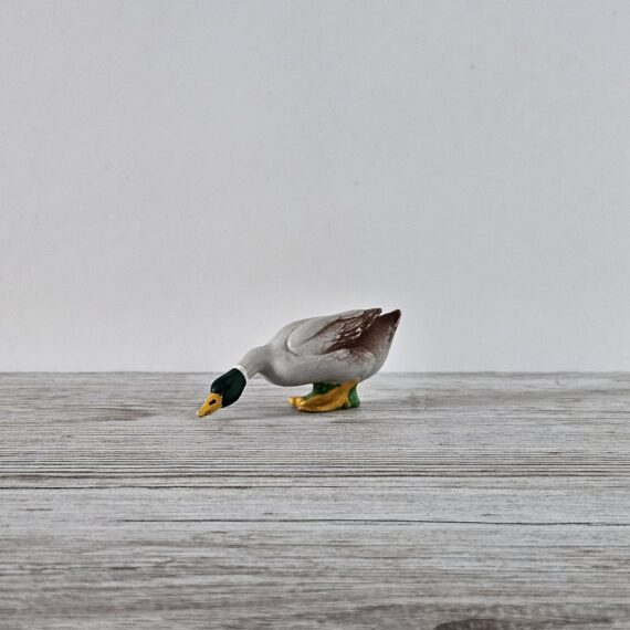 Schleich Figur namens Wildente fressend der Produktwelt Farm World. Die Figur hat die offizielle Schleichnummer 13019. Die Figur trägt das Copyrightjahr 1983 und wurde dann von Schleich offiziell lizenziert. Die Schleichfigur wird eingestuft als Selten.