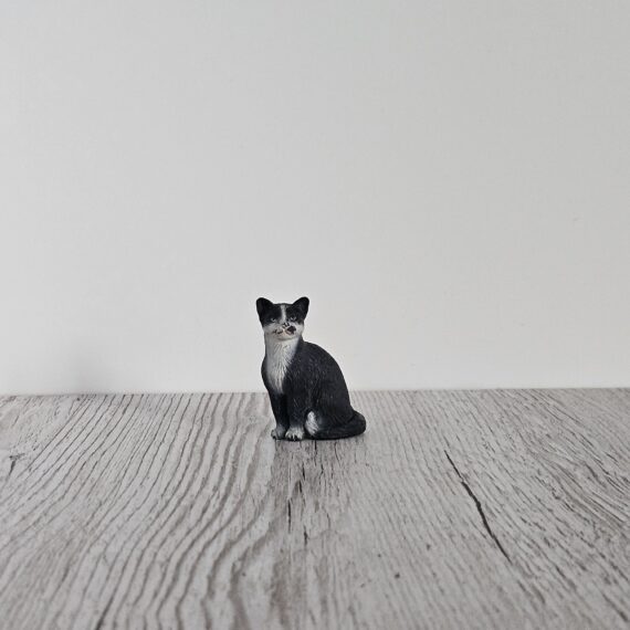 Schleich Figur namens Katze schwarz-weiss sitzend der Produktwelt Farm World. Die Figur hat die offizielle Schleichnummer 13123. Die Figur trägt das Copyrightjahr 1997 und wurde dann von Schleich offiziell lizenziert. Die Schleichfigur wird eingestuft als Selten.
