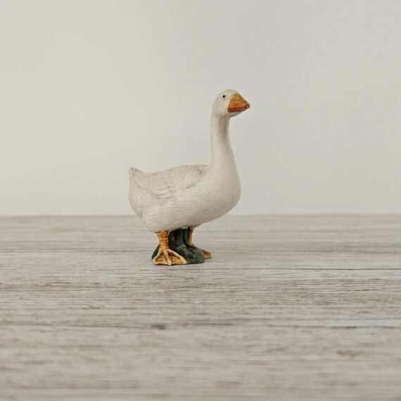 Schleich Figur namens Gans der Produktwelt Farm World. Die Figur hat die offizielle Schleichnummer 13129. Die Figur trägt das Copyrightjahr 1998 und wurde dann von Schleich offiziell lizenziert. Die Schleichfigur wird eingestuft als Selten.