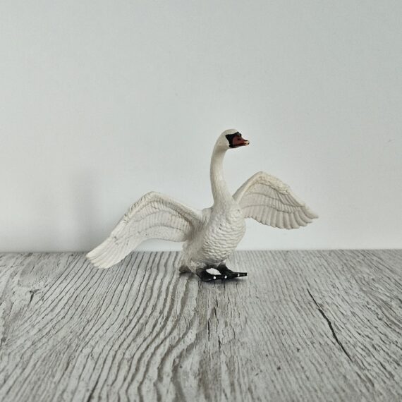Schleich Figur namens Höckerschwan der Produktwelt Farm World. Die Figur hat die offizielle Schleichnummer 13614. Die Figur trägt das Copyrightjahr 2006 und wurde dann von Schleich offiziell lizenziert. Die Schleichfigur wird eingestuft als Selten.