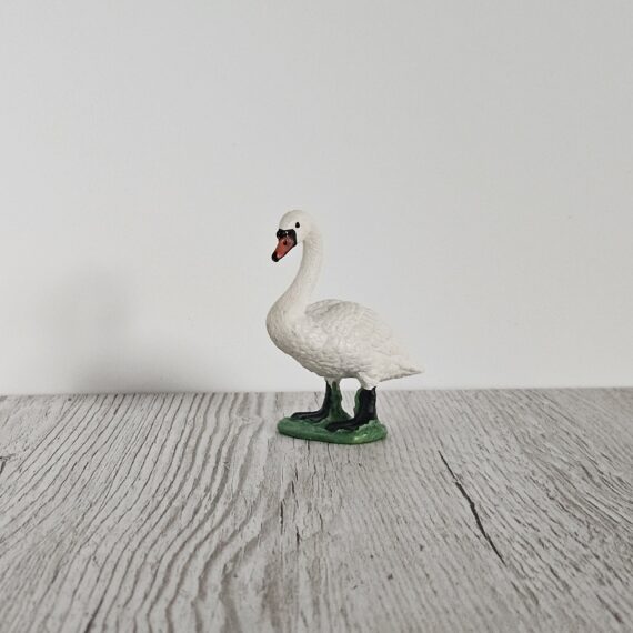 Schleich Figur namens Höckerschwan der Produktwelt Farm World. Die Figur hat die offizielle Schleichnummer 13656. Die Figur trägt das Copyrightjahr 2009 und wurde dann von Schleich offiziell lizenziert. Die Schleichfigur wird eingestuft als Selten.