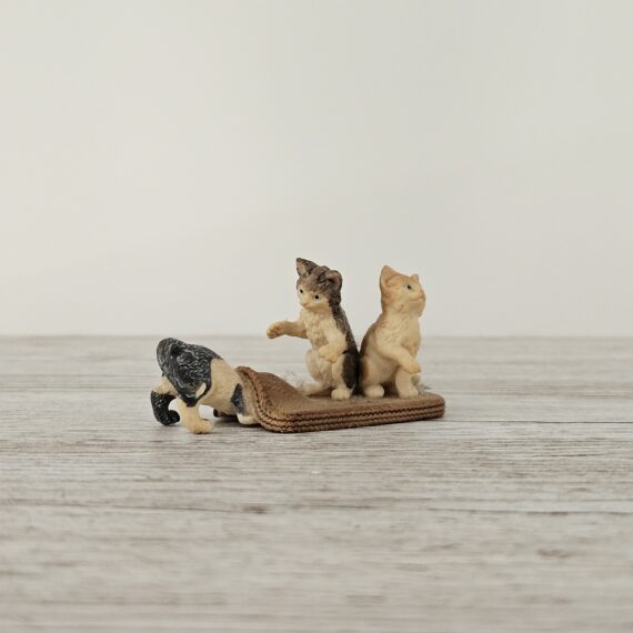 Schleich Figur namens Katzenjungen der Produktwelt Farm World. Die Figur hat die offizielle Schleichnummer 13674. Die Figur trägt das Copyrightjahr 2010 und wurde dann von Schleich offiziell lizenziert. Die Schleichfigur wird eingestuft als Selten.