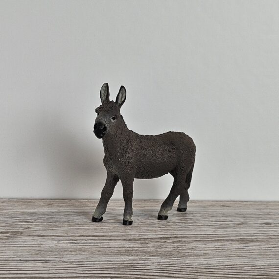 Schleich Figur namens Esel der Produktwelt Farm World. Die Figur hat die offizielle Schleichnummer 13772. Die Figur trägt das Copyrightjahr 2014 und wurde dann von Schleich offiziell lizenziert. Die Schleichfigur wird eingestuft als Regulär.