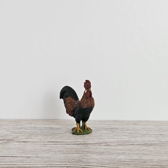 Schleich Figur namens Hahn der Produktwelt Farm World. Die Figur hat die offizielle Schleichnummer 13825. Die Figur trägt das Copyrightjahr 2016 und wurde dann von Schleich offiziell lizenziert. Die Schleichfigur wird eingestuft als Regulär.