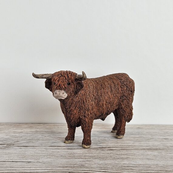 Schleich Figur namens Hochland Bulle der Produktwelt Farm World. Die Figur hat die offizielle Schleichnummer 13919. Die Figur trägt das Copyrightjahr 2020 und wurde dann von Schleich offiziell lizenziert. Die Schleichfigur wird eingestuft als Regulär.