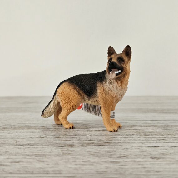 Schleich Figur namens Schäferhund der Produktwelt Farm World. Die Figur hat die offizielle Schleichnummer 16831. Die Figur trägt das Copyrightjahr 2014 und wurde dann von Schleich offiziell lizenziert. Die Schleichfigur wird eingestuft als Regulär.