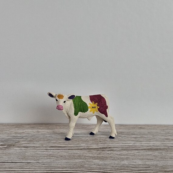 Schleich Figur namens Buntes Frühlings Kalb der Produktwelt Farm World. Die Figur hat die offizielle Schleichnummer 72207. Die Figur trägt das Copyrightjahr 2015 und wurde dann von Schleich offiziell lizenziert. Die Schleichfigur wird eingestuft als Selten.