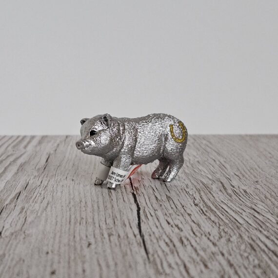 Schleich Figur namens Silbernes Glücksschwein der Produktwelt Farm World. Die Figur hat die offizielle Schleichnummer 72247. Die Schleichfigur wird eingestuft als Selten.