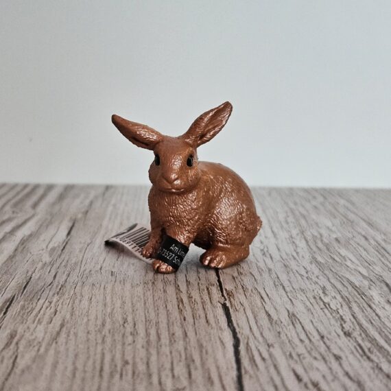 Schleich Figur namens Roségoldener Osterhase der Produktwelt Farm World. Die Figur hat die offizielle Schleichnummer 75002. Die Figur trägt das Copyrightjahr 2016 und wurde dann von Schleich offiziell lizenziert. Die Schleichfigur wird eingestuft als Regulär.