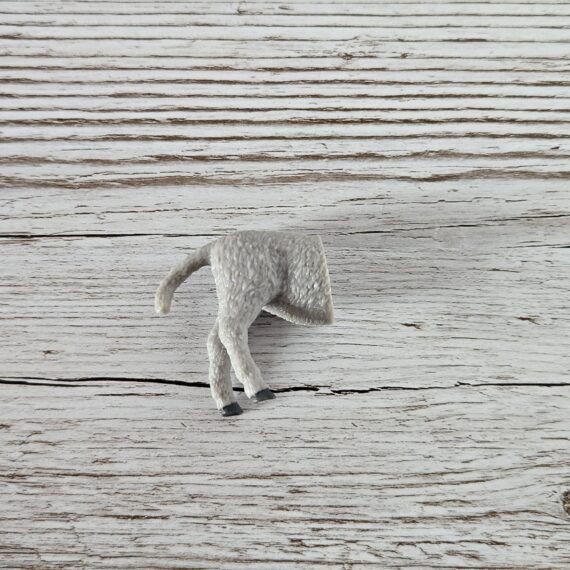 Schleich Figur namens Esel (Hinterteil) der Produktwelt Farm World. Die Figur hat die offizielle Schleichnummer 81042. Es gehört zur Themenwelt Puzzlemals. Die Figur gehört zur Serie 1 Ausgabe dieses Themas. Die Figur trägt das Copyrightjahr 2022 und wurde dann von Schleich offiziell lizenziert. Die Schleichfigur wird eingestuft als Regulär.