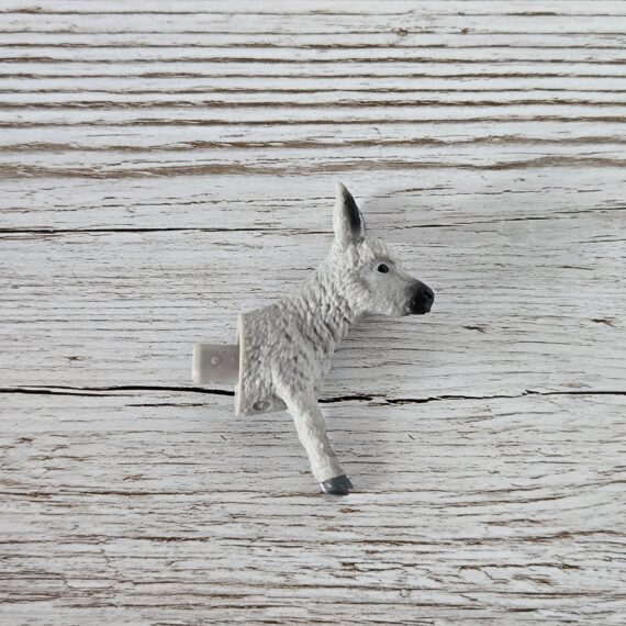 Schleich Figur namens Esel (Vorderteil) der Produktwelt Farm World. Die Figur hat die offizielle Schleichnummer 81042. Es gehört zur Themenwelt Puzzlemals. Die Figur gehört zur Serie 1 Ausgabe dieses Themas. Die Figur trägt das Copyrightjahr 2022 und wurde dann von Schleich offiziell lizenziert. Die Schleichfigur wird eingestuft als Regulär.