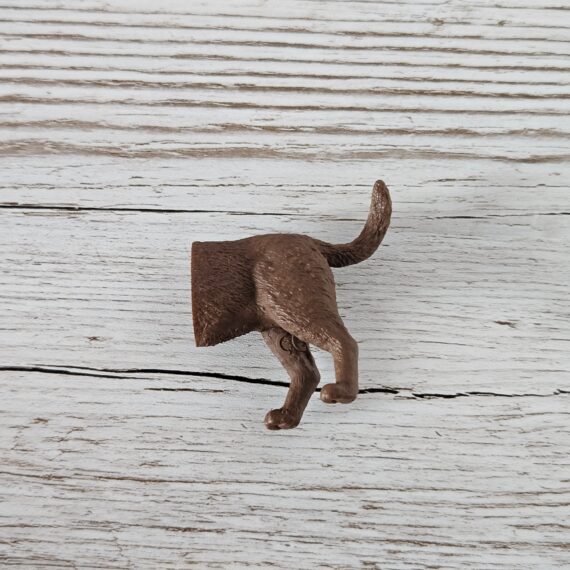 Schleich Figur namens Hund (Hinterteil) der Produktwelt Farm World. Die Figur hat die offizielle Schleichnummer 81042. Es gehört zur Themenwelt Puzzlemals. Die Figur gehört zur Serie 1 Ausgabe dieses Themas. Die Figur trägt das Copyrightjahr 2022 und wurde dann von Schleich offiziell lizenziert. Die Schleichfigur wird eingestuft als Regulär.
