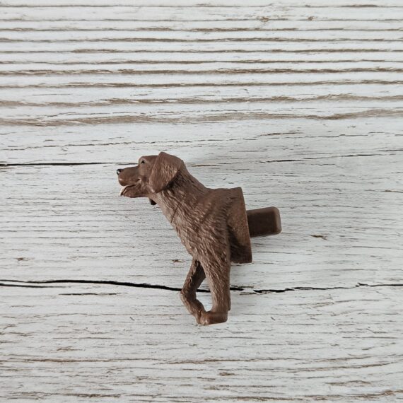 Schleich Figur namens Hund (Vorderteil) der Produktwelt Farm World. Die Figur hat die offizielle Schleichnummer 81042. Es gehört zur Themenwelt Puzzlemals. Die Figur gehört zur Serie 1 Ausgabe dieses Themas. Die Figur trägt das Copyrightjahr 2022 und wurde dann von Schleich offiziell lizenziert. Die Schleichfigur wird eingestuft als Regulär.