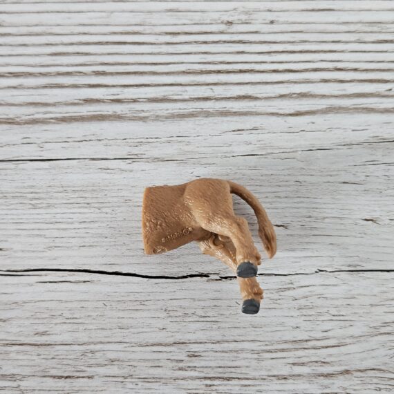 Schleich Figur namens Kalb (Hinterteil) der Produktwelt Farm World. Die Figur hat die offizielle Schleichnummer 81042. Es gehört zur Themenwelt Puzzlemals. Die Figur gehört zur Serie 1 Ausgabe dieses Themas. Die Figur trägt das Copyrightjahr 2022 und wurde dann von Schleich offiziell lizenziert. Die Schleichfigur wird eingestuft als Regulär.