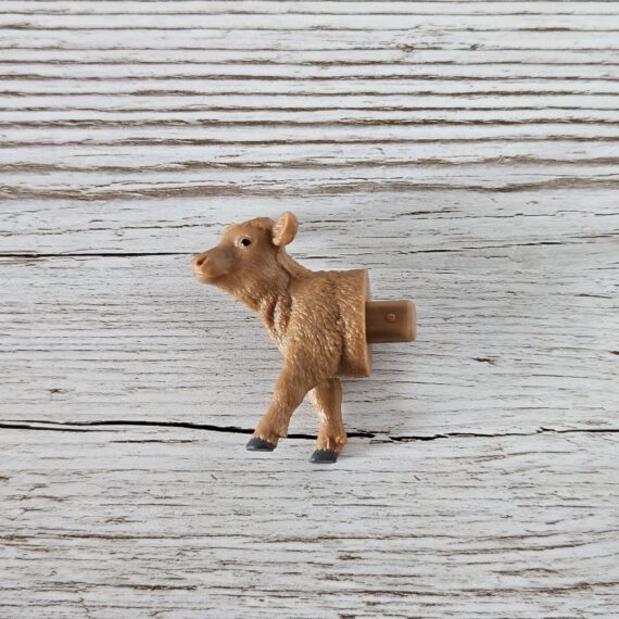 Schleich Figur namens Kalb (Vorderteil) der Produktwelt Farm World. Die Figur hat die offizielle Schleichnummer 81042. Es gehört zur Themenwelt Puzzlemals. Die Figur gehört zur Serie 1 Ausgabe dieses Themas. Die Figur trägt das Copyrightjahr 2022 und wurde dann von Schleich offiziell lizenziert. Die Schleichfigur wird eingestuft als Regulär.
