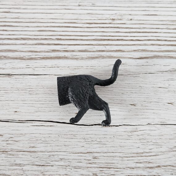 Schleich Figur namens Katze (Hinterteil) der Produktwelt Farm World. Die Figur hat die offizielle Schleichnummer 81042. Es gehört zur Themenwelt Puzzlemals. Die Figur gehört zur Serie 1 Ausgabe dieses Themas. Die Figur trägt das Copyrightjahr 2022 und wurde dann von Schleich offiziell lizenziert. Die Schleichfigur wird eingestuft als Regulär.