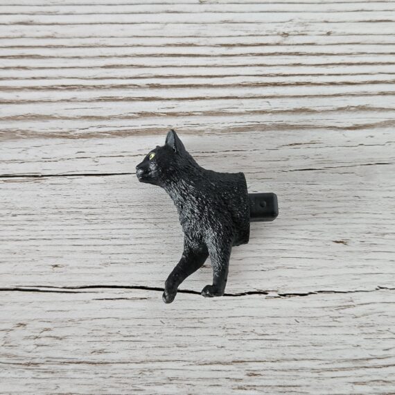 Schleich Figur namens Katze (Vorderteil) der Produktwelt Farm World. Die Figur hat die offizielle Schleichnummer 81042. Es gehört zur Themenwelt Puzzlemals. Die Figur gehört zur Serie 1 Ausgabe dieses Themas. Die Figur trägt das Copyrightjahr 2022 und wurde dann von Schleich offiziell lizenziert. Die Schleichfigur wird eingestuft als Regulär.