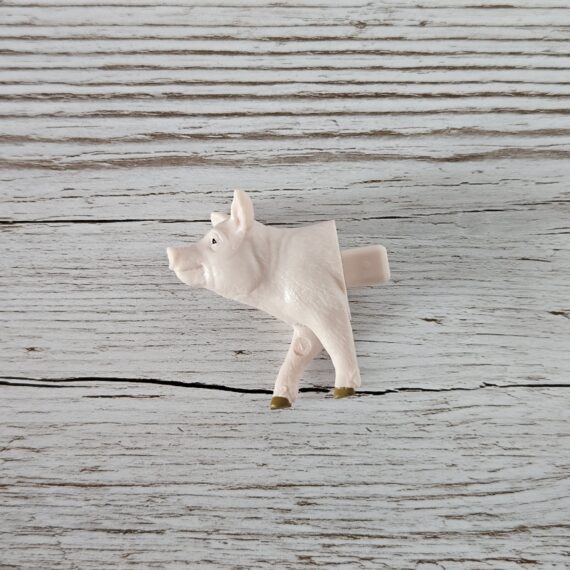 Schleich Figur namens Schwein (Vorderteil) der Produktwelt Farm World. Die Figur hat die offizielle Schleichnummer 81042. Es gehört zur Themenwelt Puzzlemals. Die Figur gehört zur Serie 1 Ausgabe dieses Themas. Die Figur trägt das Copyrightjahr 2022 und wurde dann von Schleich offiziell lizenziert. Die Schleichfigur wird eingestuft als Regulär.