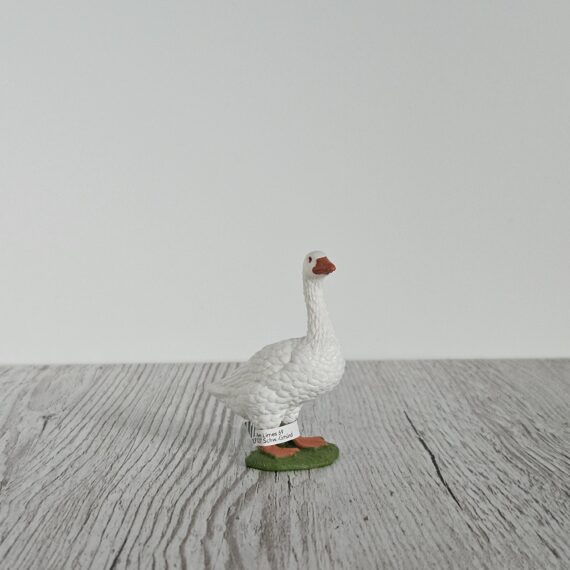 Schleich Figur namens Gans der Produktwelt Farm World. Die Figur hat die offizielle Schleichnummer 17063. Es gehört zur Themenwelt Supermarkt. Die Figur trägt das Copyrightjahr 2015 und wurde dann von Schleich offiziell lizenziert. Die Schleichfigur wird eingestuft als Regulär.