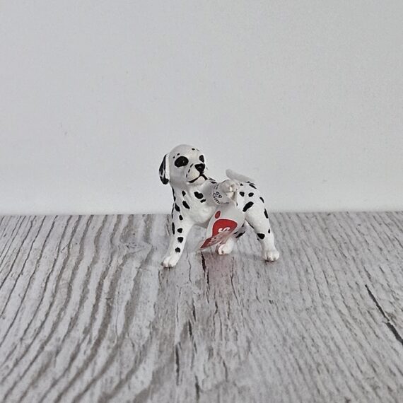 Schleich Figur namens Dalmatiner Welpe der Produktwelt Farm World. Die Figur hat die offizielle Schleichnummer 17080. Es gehört zur Themenwelt WWF. Die Figur trägt das Copyrightjahr 2013 und wurde dann von Schleich offiziell lizenziert. Die Schleichfigur wird eingestuft als Regulär.