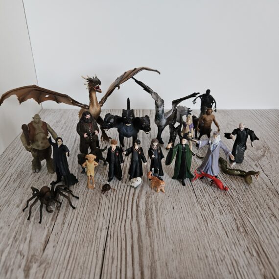 Schleich Figur namens Adventskalender Harry Potter 2024 der Produktwelt Harry Potter™. Die Figur hat die offizielle Schleichnummer 99175. Es gehört zur Themenwelt Adventskalender. Die Schleichfigur wird eingestuft als Regulär.