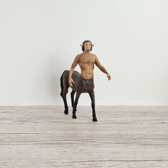 Schleich Figur namens Firenze der Produktwelt Harry Potter™. Die Figur hat die offizielle Schleichnummer 13986. Es gehört zur Themenwelt Harry Potter™. Die Figur trägt das Copyrightjahr 2023 und wurde dann von Schleich offiziell lizenziert. Die Schleichfigur wird eingestuft als Regulär.