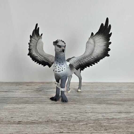 Schleich Figur namens Seidenschnabel der Produktwelt Harry Potter™. Die Figur hat die offizielle Schleichnummer 13988. Es gehört zur Themenwelt Harry Potter™. Die Figur trägt das Copyrightjahr 2023 und wurde dann von Schleich offiziell lizenziert. Die Schleichfigur wird eingestuft als Regulär.