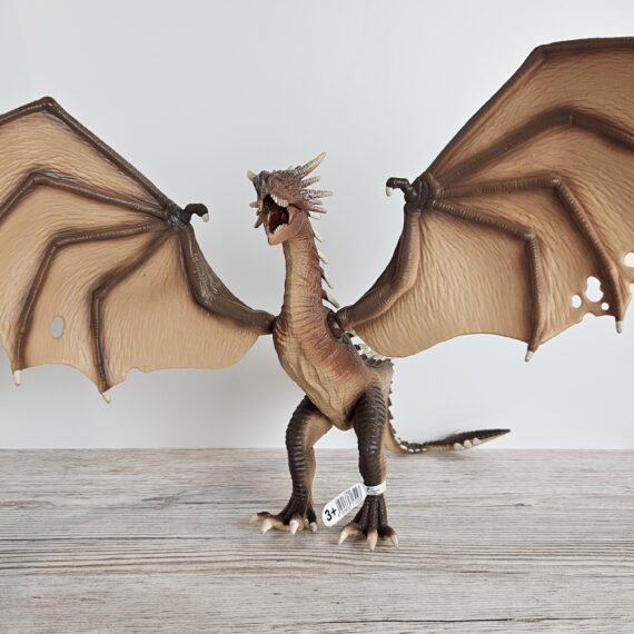 Schleich Figur namens Ungarischer Hornschwanz der Produktwelt Harry Potter™. Die Figur hat die offizielle Schleichnummer 13989. Es gehört zur Themenwelt Harry Potter™. Die Figur trägt das Copyrightjahr 2023 und wurde dann von Schleich offiziell lizenziert. Die Schleichfigur wird eingestuft als Regulär.