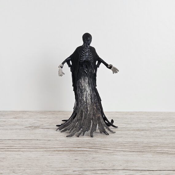 Schleich Figur namens Dementor der Produktwelt Harry Potter™. Die Figur hat die offizielle Schleichnummer 13992. Es gehört zur Themenwelt Harry Potter™. Die Figur trägt das Copyrightjahr 2024 und wurde dann von Schleich offiziell lizenziert. Die Schleichfigur wird eingestuft als Regulär.